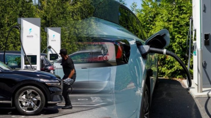 Трамп приостановил строительство федеральной сети зарядок для электромобилей в США — но не отменил