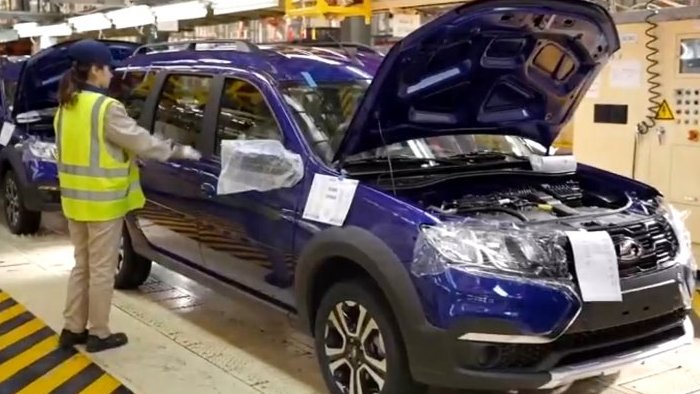 Синие Lada Largus сняли прямо на конвейере «АвтоВАЗа»