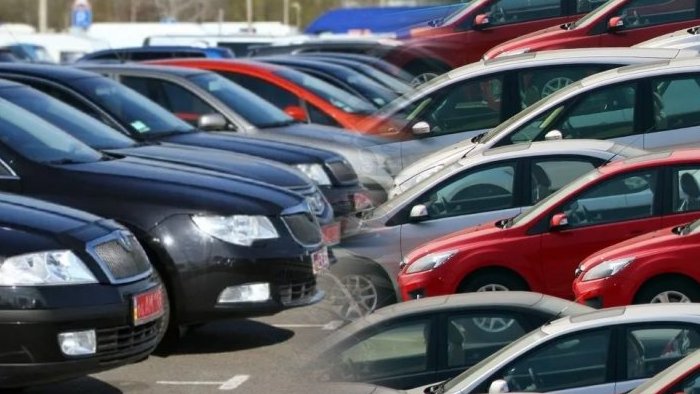 Почему автомобили с пробегом «с рук» в России не дорожают, а у дилеров цены растут