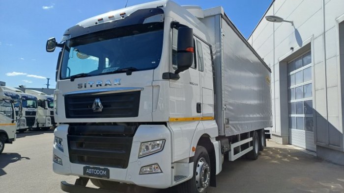 ГК АВТОДОМ, совместно с официальным дистрибьютором Orthaus в России, представила уникальный шторно-бортовой фургон на шасси SITRAK C7H 