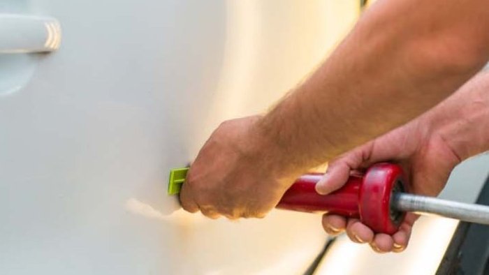 Ремонт вмятин на автомобилях: особенности и методы устранения в зависимости от места возникновения