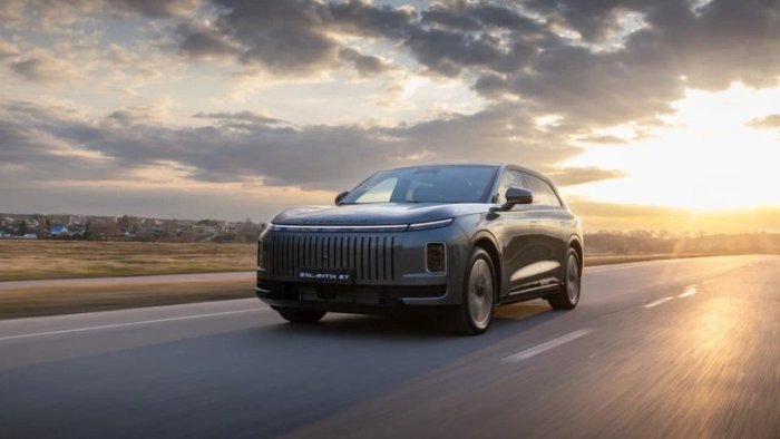 EXEED Центр АвтоСпецЦентр Химки дарит приятные подарки первым покупателям гибридного кроссовера EXLANTIX ET