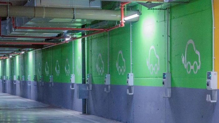 В России хотят разрешить парковать электромобили только на улицах